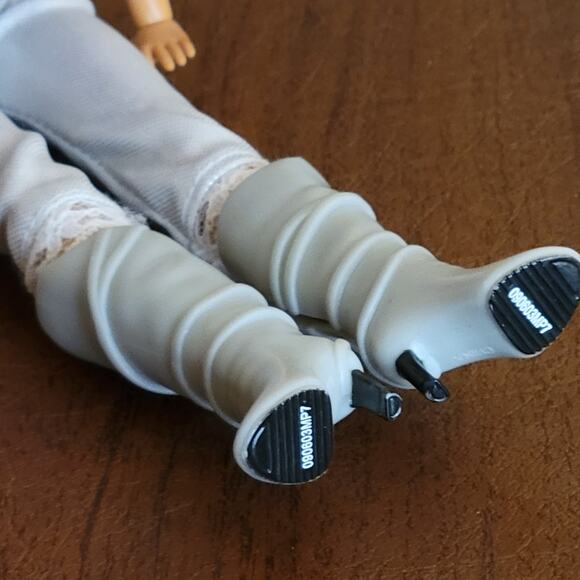 2009 Spin Master Liv Doll with wig, clothes, boots and purse - Picture 16 of 16